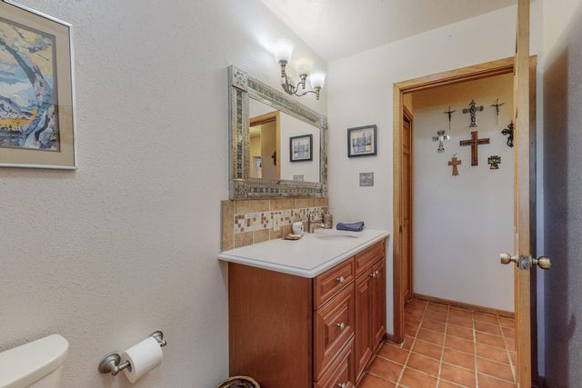 14 Entrada Del Jardin, Santa Cruz, NM 87567