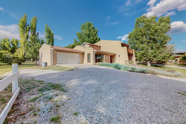 14 Entrada Del Jardin, Santa Cruz, NM 87567