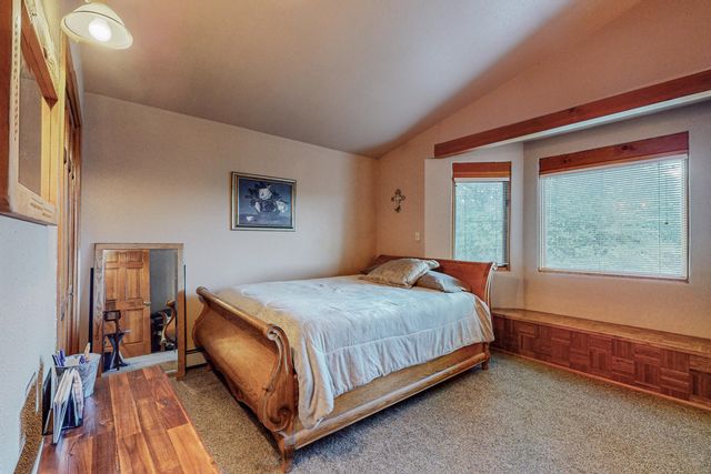 14 Entrada Del Jardin, Santa Cruz, NM 87567