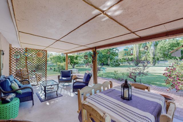 14 Entrada Del Jardin, Santa Cruz, NM 87567