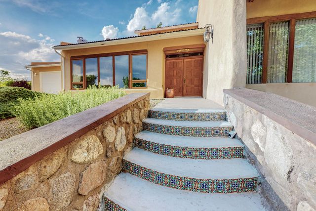 14 Entrada Del Jardin, Santa Cruz, NM 87567