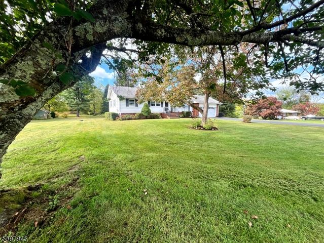 17 Longview Rd, Hardyston Twp., NJ 07419
