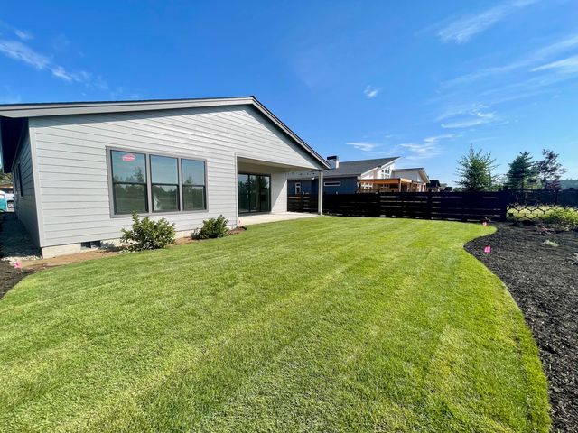 411 E Diamond Peak Avenue, Sisters, OR 97759