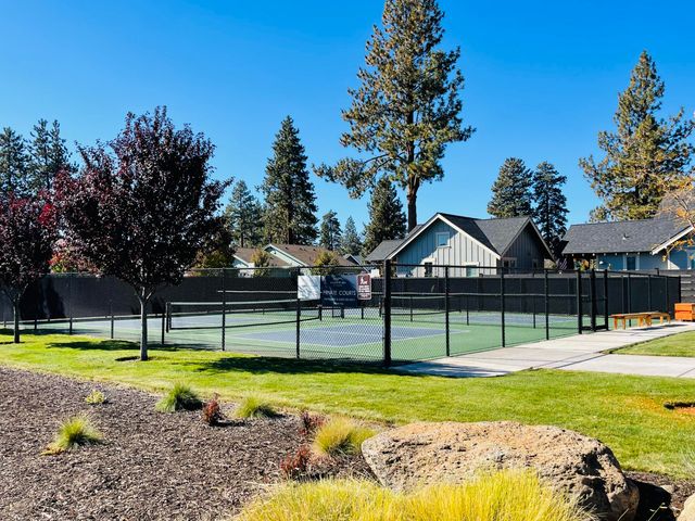 411 E Diamond Peak Avenue, Sisters, OR 97759