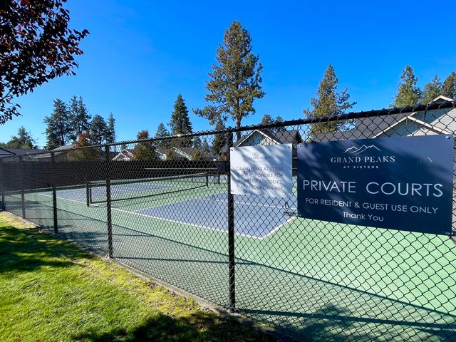 411 E Diamond Peak Avenue, Sisters, OR 97759