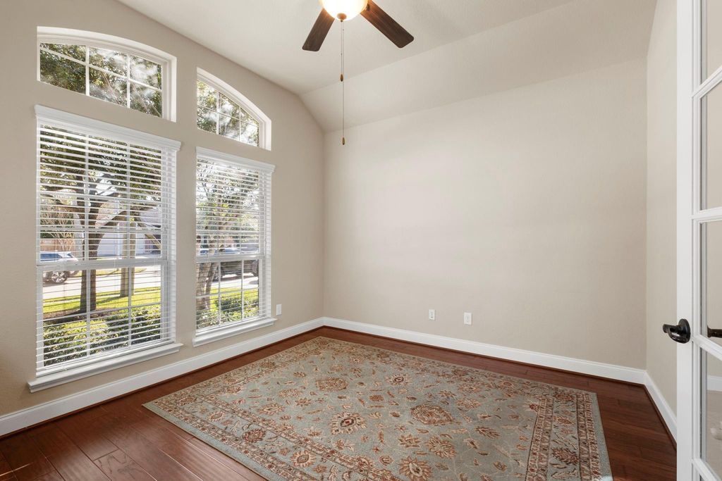 Image 6 of property listing at 11731 Cielo Court, Richmond, TX 77406