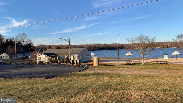 1659 S LAKESHORE DR, Louisa, VA 23093