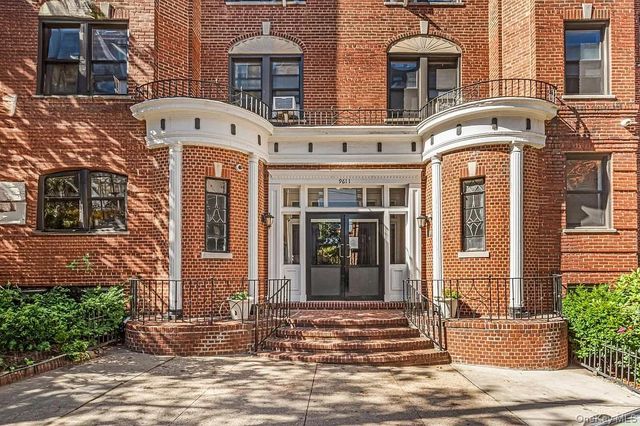 96-11 65 Rd 1, Rego Park, NY 11374