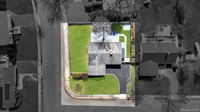10 Sutton Place, Ronkonkoma, NY 11779