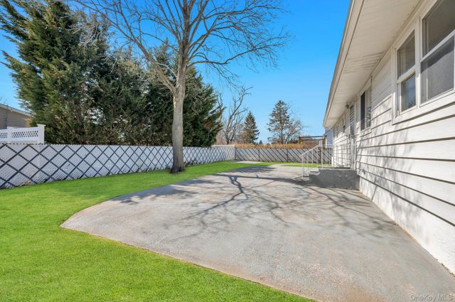 10 Sutton Place, Ronkonkoma, NY 11779
