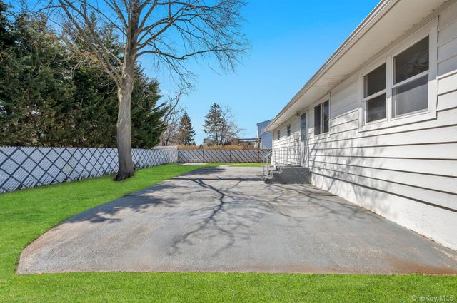 10 Sutton Place, Ronkonkoma, NY 11779