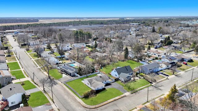 10 Sutton Place, Ronkonkoma, NY 11779