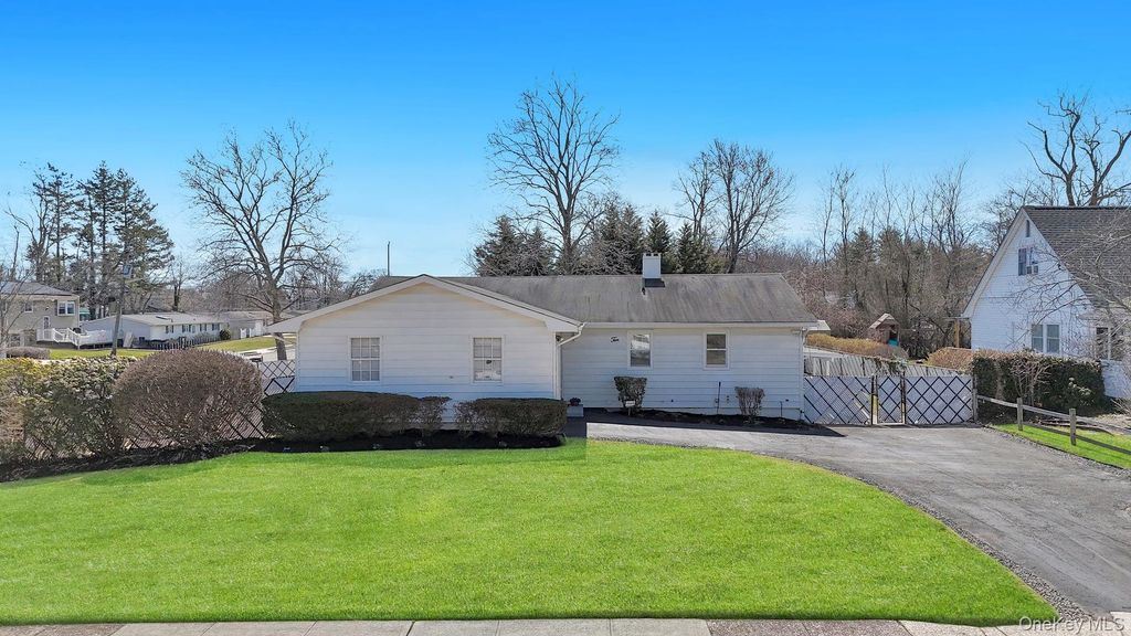 10 Sutton Place, Ronkonkoma, NY 11779