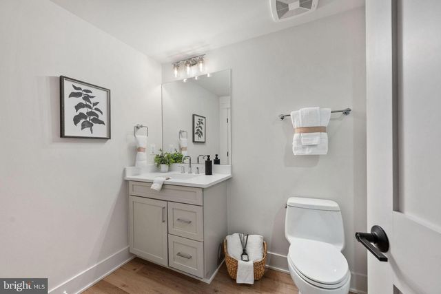 516 VALLEY DR SE, Vienna, VA 22180