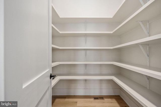 516 VALLEY DR SE, Vienna, VA 22180