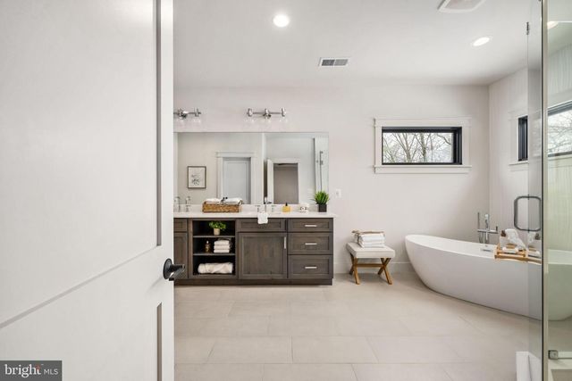 516 VALLEY DR SE, Vienna, VA 22180