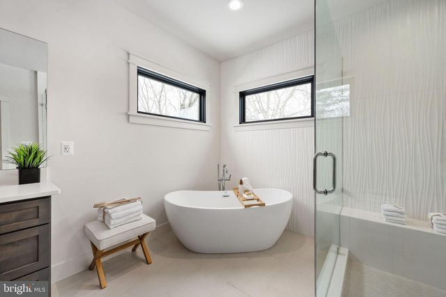 516 VALLEY DR SE, Vienna, VA 22180