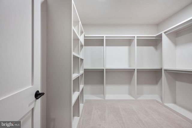 516 VALLEY DR SE, Vienna, VA 22180