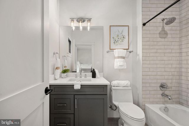 516 VALLEY DR SE, Vienna, VA 22180