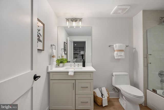 516 VALLEY DR SE, Vienna, VA 22180