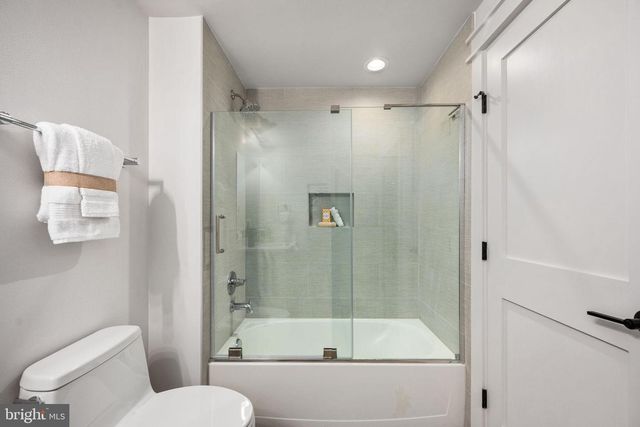 516 VALLEY DR SE, Vienna, VA 22180