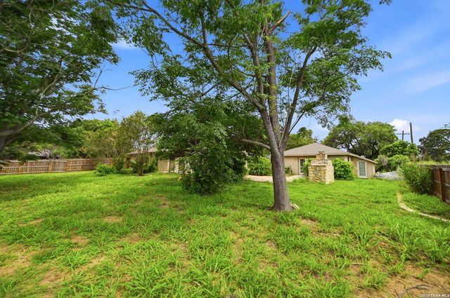1320 CONTINENTAL DR, Pleasanton, TX 78064