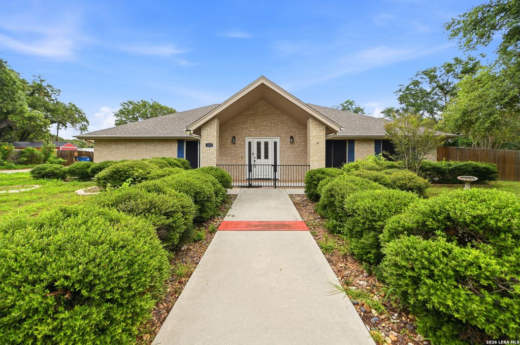 1320 CONTINENTAL DR, Pleasanton, TX 78064