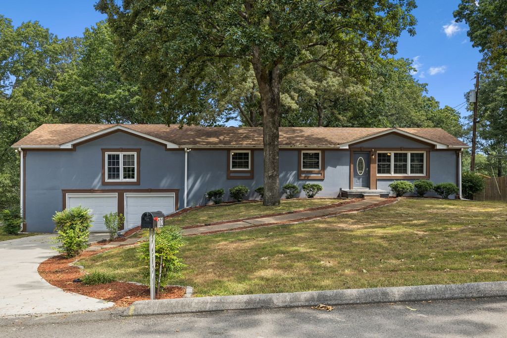 102 Warren Pl, Dickson, TN 37055