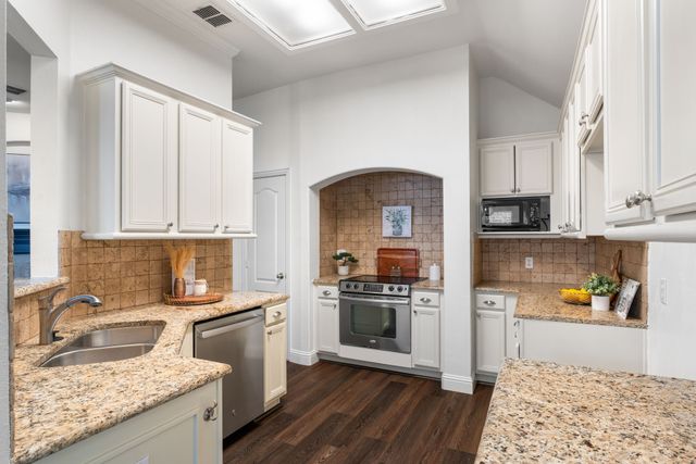 2305 Folkstone Way, Bedford, TX 76021