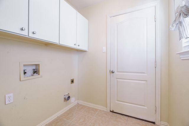 2305 Folkstone Way, Bedford, TX 76021