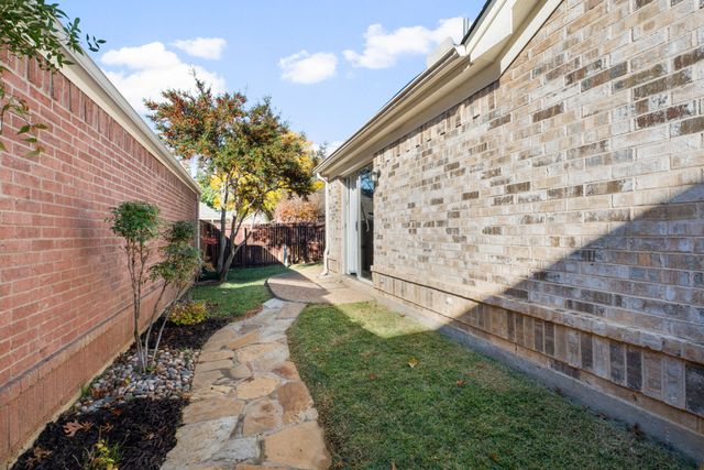 2305 Folkstone Way, Bedford, TX 76021