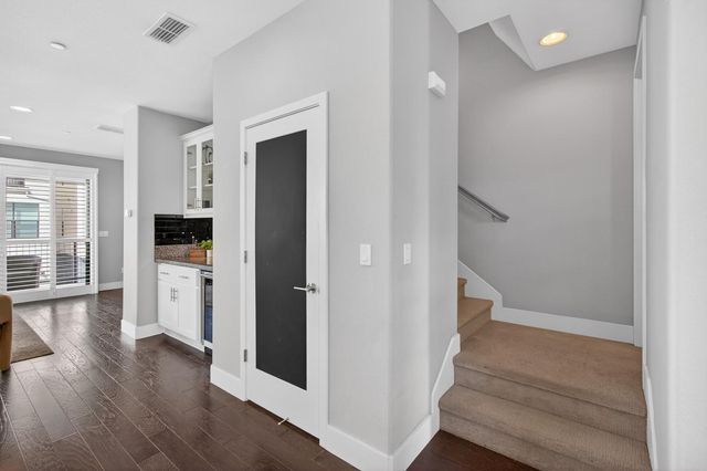 315 Creamery Ln, Sacramento, CA 95814