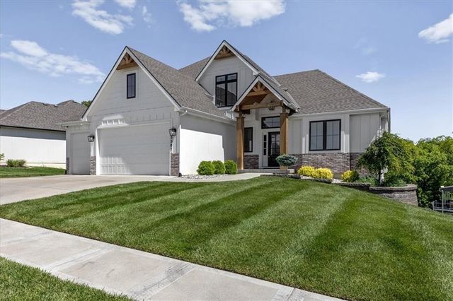 5587 Thousand Oaks Drive, Parkville, MO 64152