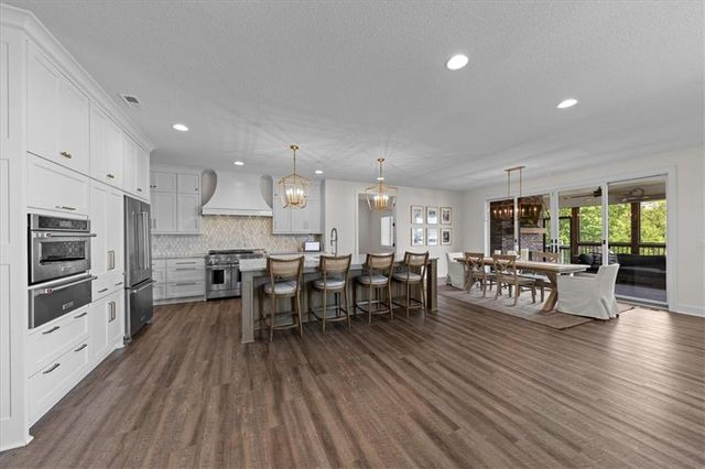 5587 Thousand Oaks Drive, Parkville, MO 64152
