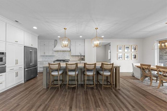 5587 Thousand Oaks Drive, Parkville, MO 64152