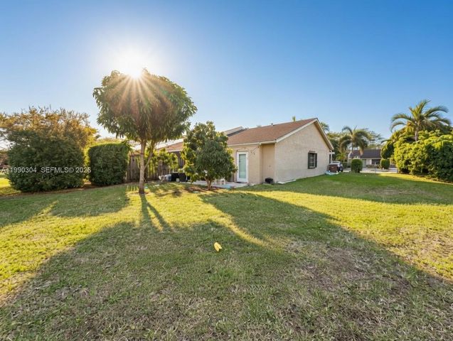 1061 NW NW 53rd St, Deerfield Beach, FL 33064