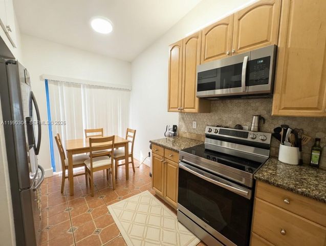 1061 NW NW 53rd St, Deerfield Beach, FL 33064