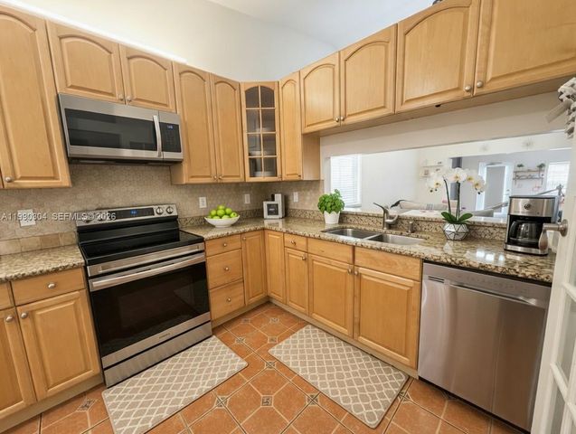 1061 NW NW 53rd St, Deerfield Beach, FL 33064