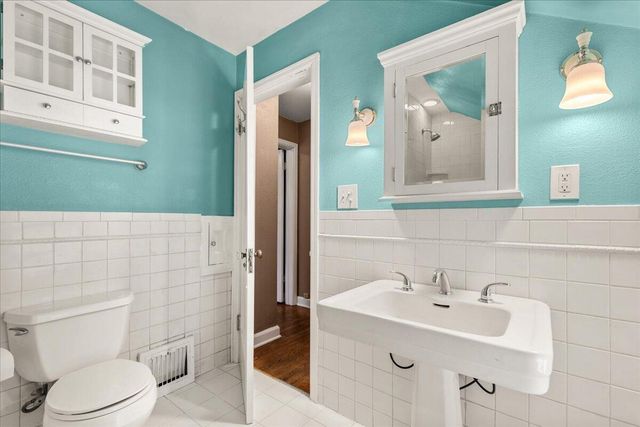 9725 W Hope AVENUE, Wauwatosa, WI 53222