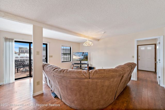 31 Peggy Lane, Manahawkin, NJ 08050