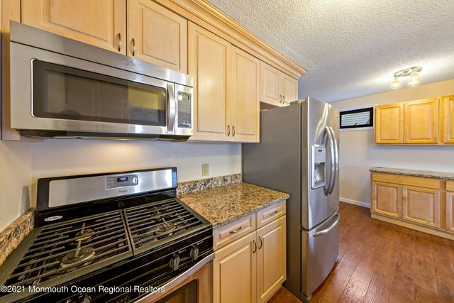 31 Peggy Lane, Manahawkin, NJ 08050