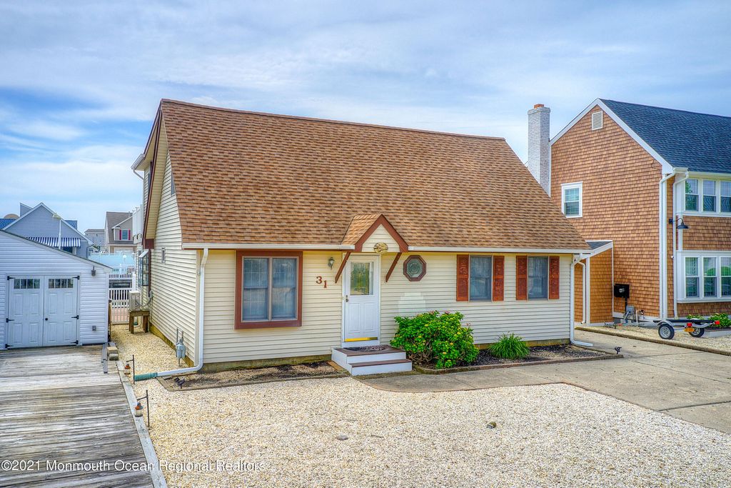 31 Peggy Lane, Manahawkin, NJ 08050