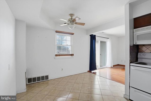 2 BELFAST DR, North Wales, PA 19454