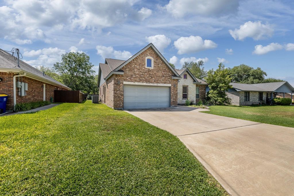 1338 Donovan ST, Gonzales, TX 78629