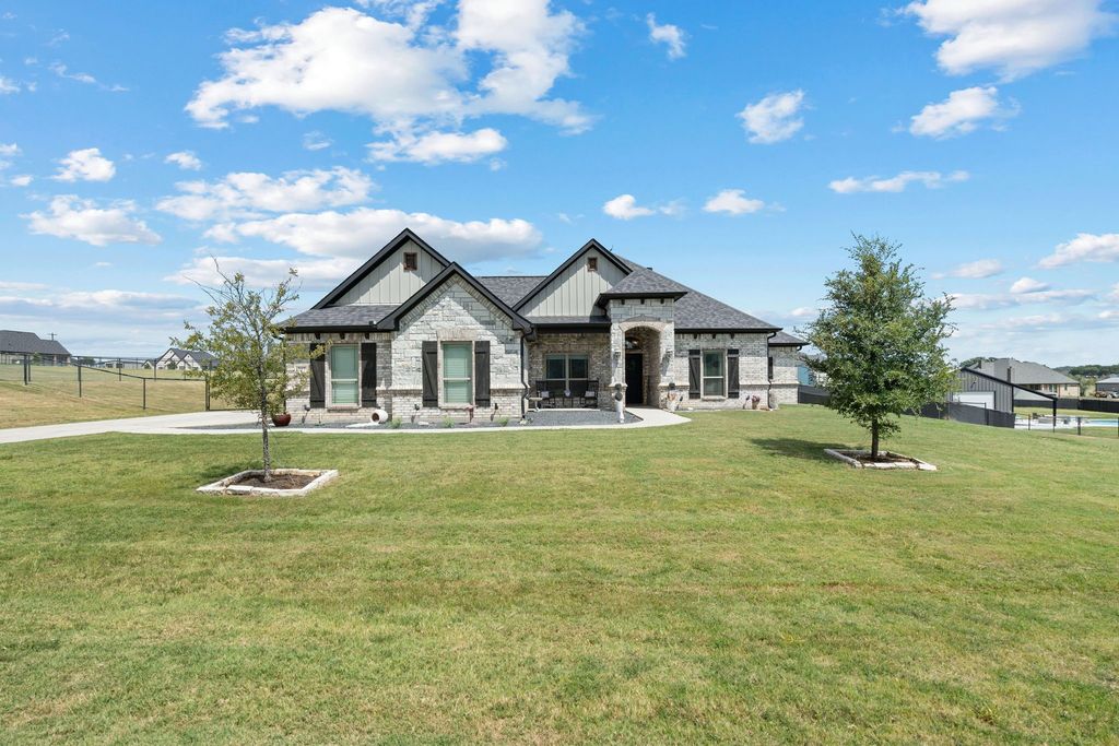 217 Grace Lane, Azle, TX 76020