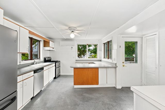 85 Pine St, Swampscott, MA 01907