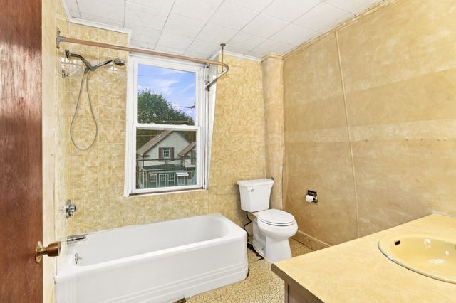 85 Pine St, Swampscott, MA 01907