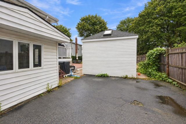 85 Pine St, Swampscott, MA 01907