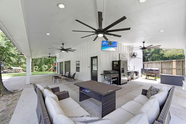 819 Sentinel Oaks, Pinehurst, TX 77362