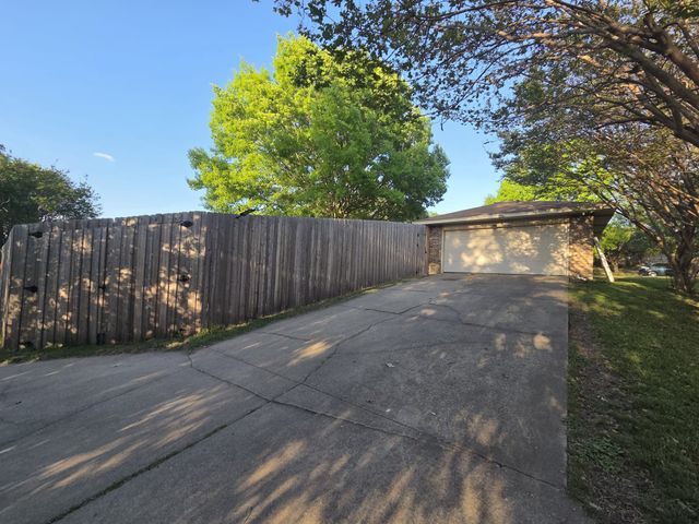 521 Newcastle Drive, Desoto, TX 75115